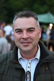 Nando Sonnenschmidt – stilecht gekleidet zum Rochlitzer Oktoberfest.