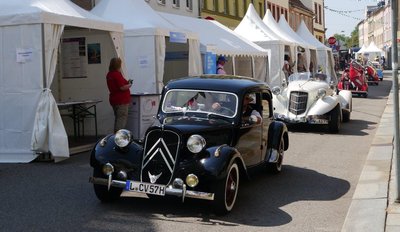 Die große Oldtimerparade durch die Mittweidaer Innenstadt gehörte am Sonntag zu den Programmhöhepunkten des Altstadtfestes. Die Fahrzeuge kamen aus allen Teilen des Landkreises. 