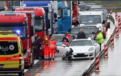 In Höhe der Anschlussstelle Meerane-West kam es zu einem Unfall zwischen einem Porsche und einem Lkw