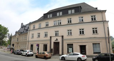 Wo die Erlaer Straße in Schwarzenberg einen leichten Bogen macht, steht Haus Nummer 9. Das Gebäude links daneben - erst Arbeits-, dann Forstamt - wurde in privater Regie saniert, ist nun Wohn- und Bürohaus.