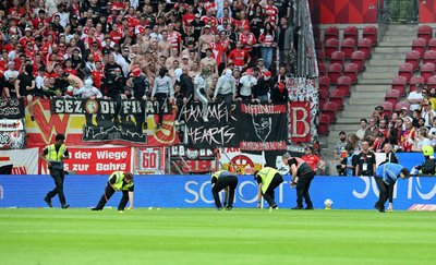 Fans des 1. FC Union werfen beim Spiel gegen den Mainz Tennisbälle auf den Rasen.