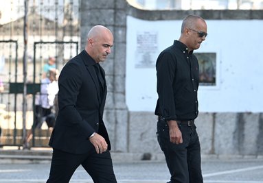 Portugals Nationaltrainer Roberto Martínez (l) bei der Beerdigung von Diogo Jota. (Archivbild)