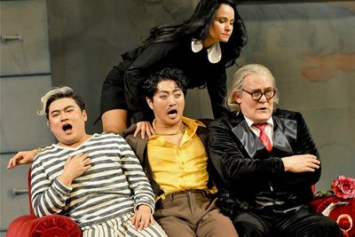 Die Komische Oper "Don Pasquale" - hier eine Szene mit Elias Gyungseok Han (inzwischen in Bremen), Juyoung Mun, Lindsay Funchal und Frank Blees - steht auch in der neuen Spielzeit auf dem Spielplan. 