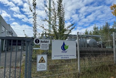 Von außen ist nicht zu erkennen, dass das Chemiewerk Chemph an der Neuen Straße im Mühlauer Gewerbegebiet geschlossen hat. Das Insolvenzverfahren ist eröffnet. Der Insolvenzverwalter gibt dem Unternehmen keine Chance mehr.