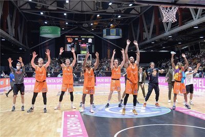 Durch ein 85:80 gegen Bayern München sorgten die Niners Chemnitz am 14. November für eine Riesenüberraschung und zogen ins Finalturnier des BBL-Pokals ein. Das wurde mit den Fans gefeiert, die damals noch in die Halle durften.