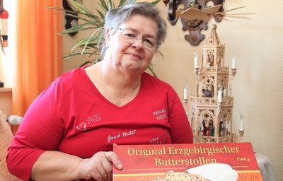 Brigitte Decker freut sich über den Dankeschönstollen für ihre Arbeit mit der Kinder- und Jugendtheatertruppe des FFZ Thum. 