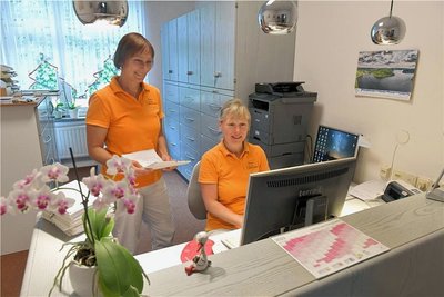 Die Frauenärztin Dorit Niese- Anke (l.) mit Schwester Denise Halangin der Anmeldung ihrer Brand-Erbisdorfer Praxis.