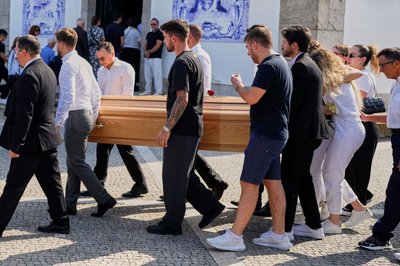 Teamkollegen und enge Freunde: Portugals Nationalspieler Rúben Neves (in der Mitte im schwarzen T-Shirt) trägt bei der Beerdigung den Sarg von Diogo Jota. (Archivbild)