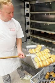 Die letzten "Franzer" der Nachtschicht werden aus dem Ofen geholt. Danach darf auch der 60kW-Ringrohrofen Feierabend machen.