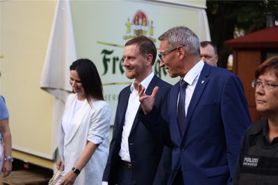 Ministerpräsident Michael Kretschmer (m.) war der Überraschungsgast beim Festakt zur 625-Jahr-Feier in Flöha - gemeinsam mit OB Holuscha (r.).