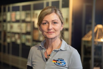 Ausstellungsleiterin Katrin Trommer freut sich, dass Tischlerarbeiten vergeben sind.
