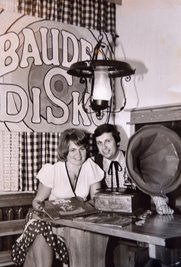 Ein Bild aus den Anfangsjahren um 1970, als Carmen und Eckhard Schmiedel als Bauden-Disko den Weg auf die Bühne wagten. 