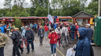 Viele Besucher nutzen die Anreise mit den dafür extra eingesetzten Zügen.