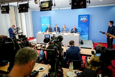 Pressekonferenz: Björn Höcke (2.v.l) und Jörg Urban (2.v.r) flankiert von Staats- und Verwaltungsrechtler Michael Elicker (l) und AfD-Fraktionsvize Joachim Keiler.