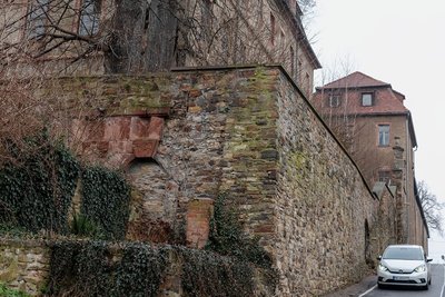 Beim leerstehenden Schloss Neusorge drohen der Einsturz einer Stützmauer sowie von Gebäudeteilen. Die Stadt Mittweida sieht hier dringenden Handlungsbedarf, steht schon länger deshalb mit dem Landkreis in Kontakt. Der plant nun Sicherungsmaßnahmen.