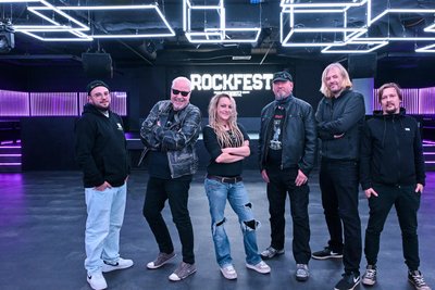 Thomas Lang (2. v. l.) und Mike Kühnert (4. v. l.) von der Horst Adler Kapelle, Janine und Henning (2. v. r.) von Smacktric, CNVX-Gitarrist Sven (r.) sowie Kevin Eckert vom Brauclub freuen sich auf ein volles Haus.