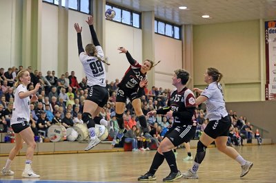BSV-Spielerin Petra Nagy beim Wurf