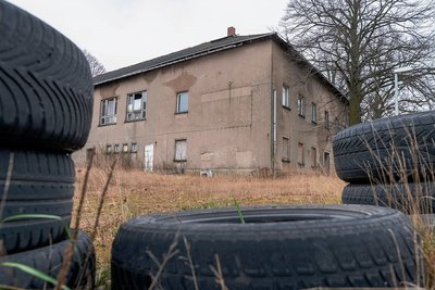 Seit Jahren verfällt der frühere Gasthof "Zur Linde" in Zetteritz. Im vorigen Jahr wurde hier im Auftrag des Landkreises die Dachentwässerung erneuert. 