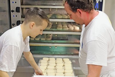Die Bäcker Sören Kost (rechts) und Ludwig Wenzel beim Brötchen backen. 4000 sind es jeden Tag, dazu kommen 300 Brote und 30 Kuchen.