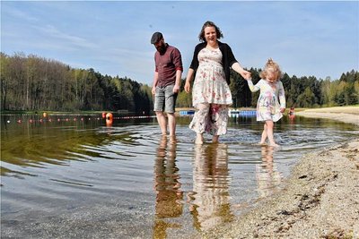 Dominic, Aurelia und Elea Nerlich gehörten am Montag zu den ersten, die den Saisonstart am Stausee genossen. Foto: 