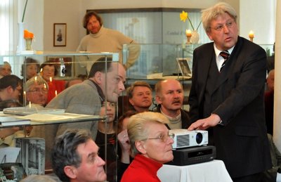 
              <p class="artikelinhalt">Eberhard Görner (rechts) wollte seinen Film über Silbermann am Sonntag im Museum vorstellen. Doch die Technik gab nur den Ton des Streifens frei. </p>
            