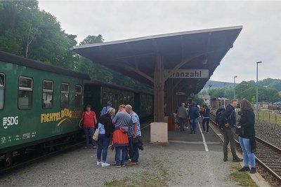 Links warten noch einige Fahrgäste, dass der Zug Richtung Oberwiesenthal abfährt, rechts am Bahnsteig roll gleich die Erzgebirgsbahn in Richtung Chemnitz ein.