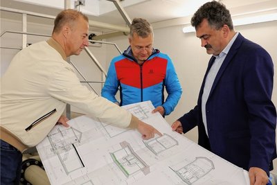 Bert Oppermann (links) erklärt Stollbergs Bürgermeister Marcel Schmidt (Mitte) und dem RZV-Vorstandsvorsitzendem Sylvio Krause (v.l.) die Besonderheiten des neuen Hochbehälters. 
