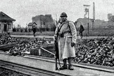 Unter Druck: Ein französischer Soldat überwacht Ende Januar 1923 eine Kohlelieferung aus dem Ruhrgebiet. 