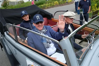 Oberbürgermeister Henry Ruß (vorn links) fuhr im Horch 830 BL Cabriolet mit Horch-Club-Präsident Klaus Kramer und dessen Frau Christina von Zwickau nach Reichenbach mit.