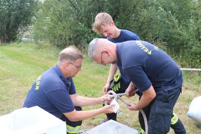 Die Feuerwehr richtete gemeinsam mit dem Unternehmen FIT Gerüstbau Flöha eine Fährverbindung über die Zschopau zum Festgelände ein.