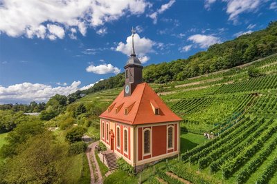 Die Pillnitzer Weinbergkirche steht oberhalb des Pillnitzer Schlosses.