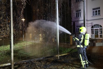 Die Feuerwehrleute löschten den Brand am Montagabend.