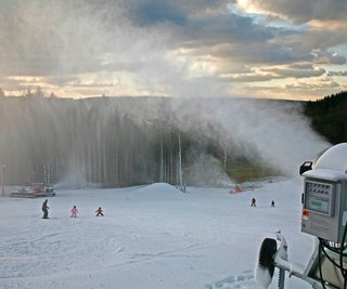 
              <p class="artikelinhalt">Seit dem Wochenende heißt es wieder "Ski und Rodel gut" auf Rosts Wiesen in Augustusburg. Die Betreibergesellschaft hat den oberen Hang beschneit und hofft, dass die weiße Pracht ein paar Wochen liegen bleibt.</p>
            