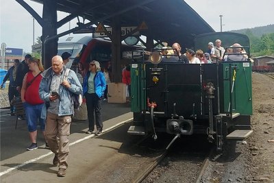 Angesichts des schönen Wetters waren Plätze im offenen Waggon besonders begehrt. 
