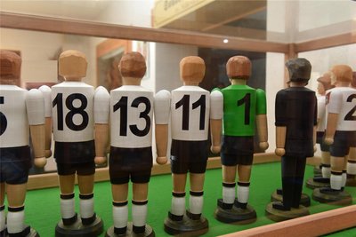 Im Nussknackermuseum Neuhausen sind auch Fußballspieler aus Holz zu sehen.