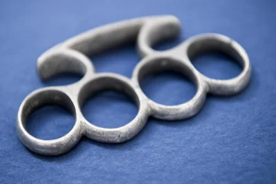 Bei dem Prozess ging es um eine Körperverletzung mit einem Schlagring. Ob das so stattgefunden hat, ist offen.