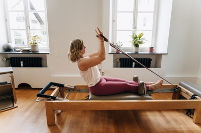 Pilates erlebt derzeit ein echtes Comeback – besonders das Training auf dem Reformer begeistert viele Fitnessfans.