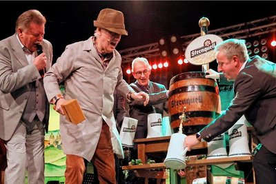 Die "Wiesn" geht weiter, die Ära der Bockbierfeste endet: Mit einem Doppel-Wumms hämmert "Rathauselektriker" Lutz Reinhardt den Zapfhahn für die letzte Fete ins Fass. Sternquell-Chef Jan Gerbeth (r.) war mit dem Bierkrug zur Stelle. Sternquell-Mitarbeiter Thomas Münzer und Moderator Friedbert Sammler (l.) assistierten. Foto: Thomas Voigt