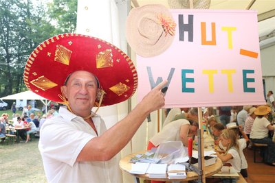 Bernd Hesse war eine der Mitstreiter, die am Eingang des Festzeltes zur Jahrfeier in Flöha die „behüteten“ Personen zählten.