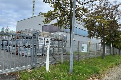 Am zweiten Eingang des Chemieunternehmens Chemph lagern allerlei Gefäße. Ob davon Gefahren ausgehen? Die Gemeinde Mühlau fordert eine schnelle Entsorgung.
