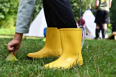 Derzeit werden im Feriencamp in Biesern auch beim Sport gern Gummistiefel getragen.