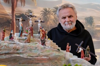 Die Passionskrippe in der Herz-Jesu-Kirche in Plauen: Walter Pomm hat hier den Kreuzweg dargestellt.