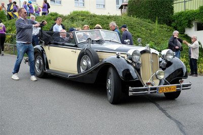 Der Stopp der Horch-Jubiläumstour in Reichenbach lockte zahlreiche Schaulustige an.