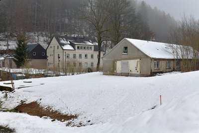 Die alte Molkerei in Nassau wurde abgerissen, weil der Giebel des Hauptgebäudes auf die Straße zu stürzen drohte. 