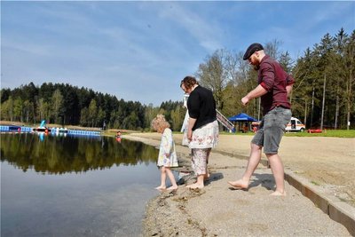 Elea, Aurelia und Dominic Nerlich gehörten am Montag zu den ersten, die den Saisonstart am Stausee genossen. Foto: 