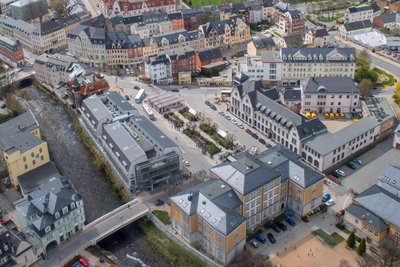 Blick aus der Luft: Der Postplatz in Aue gilt seit Jahren als Brennpunkt. Zuletzt hat sich die Situation beruhigt.