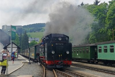 Auch in Oberwiesenthal kamen am frühen Sonntagnachmittag locker alle mit. In diesem Zug waren noch viele Plätze frei.