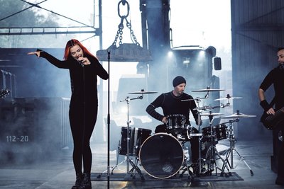 Die Band CNVX auf der provisorischen Bühne in der Halle der Zwickauer Recycling-Firma bei den Dreharbeiten. Bild: Michael Junghanns/Archiv
