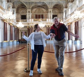 Alexandra Thümmler und Bernhard Schareck haben sich schon mal im riesigen Festsaal des Schlosses Altenburg umgesehen.