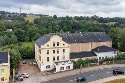 Die Rekord-Lichtspiele in Auerbach. Während die Front zur Göltzschtalstraße noch ansehnlich ist, zeigt sich der Sanierungsbedarf vom Hofaupark für jedermann. Mit Fördermitteln aus dem Efre-Programm könnte die Stadt das Gebäude auf Vordermann bringen.